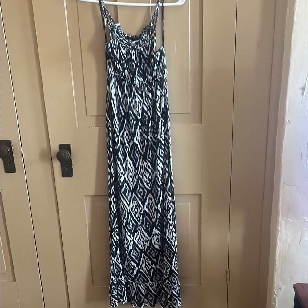 Black and White Sleeveless Sundress with Halter Neckline for Casual Wear